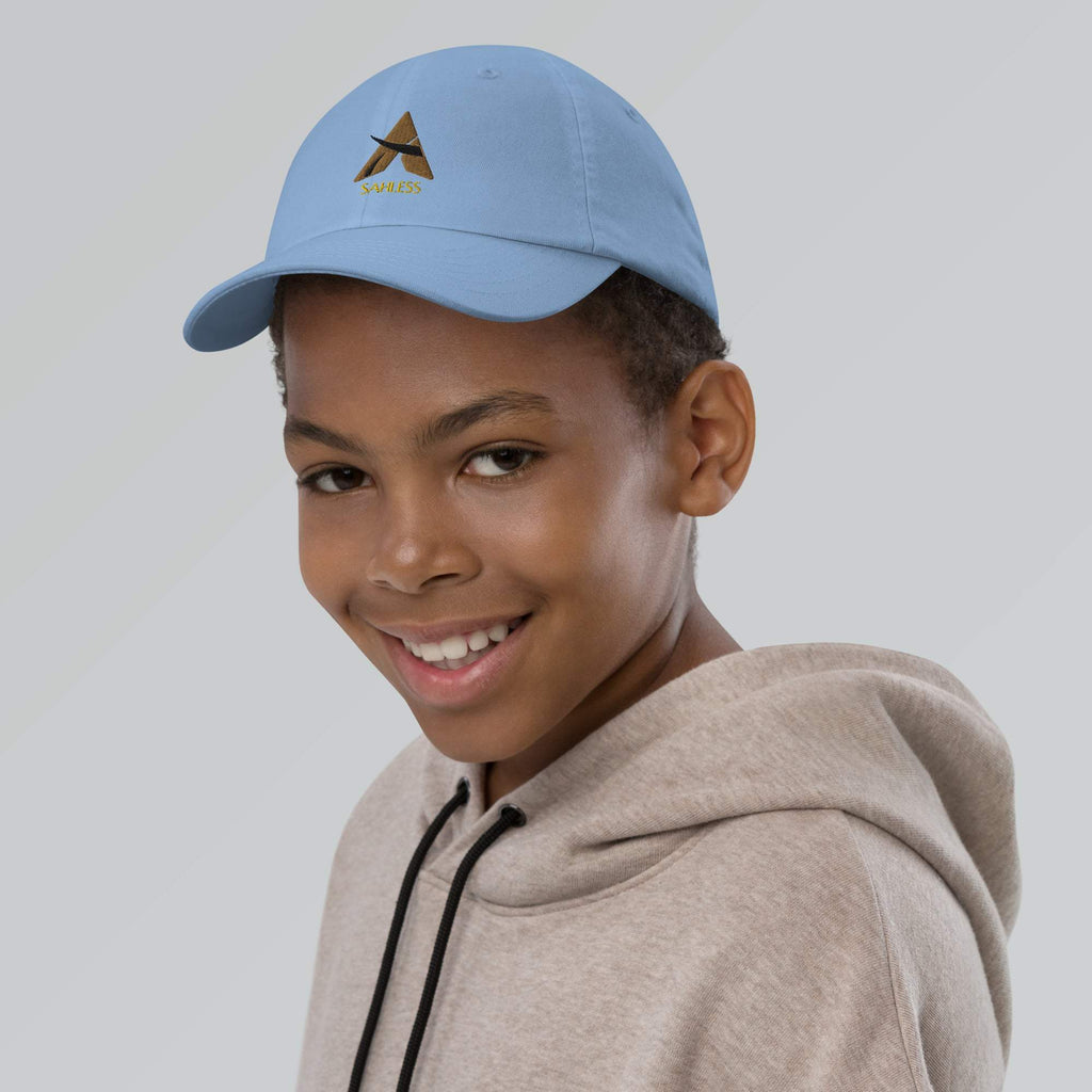 Youth cap baseball in blue with logo, adjustable strap, and pre-curved visor for sun protection.