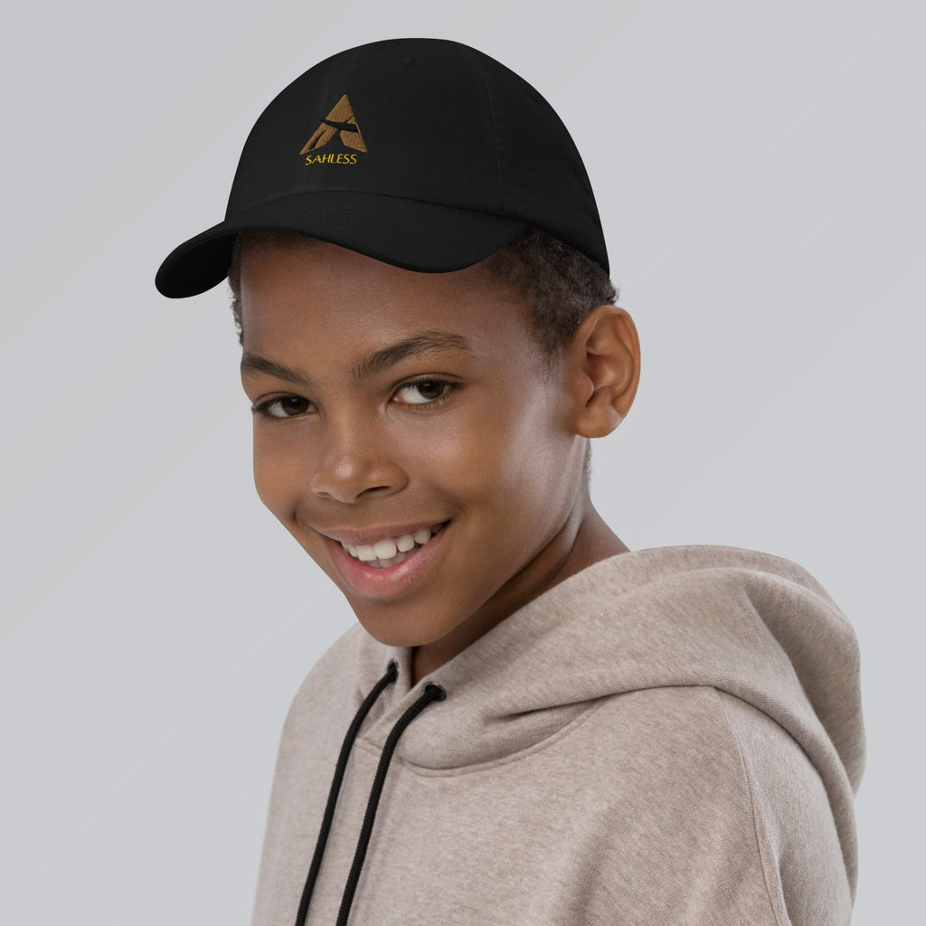 Youth cap baseball in black, SahLess branded, with adjustable strap and breathable eyelets.