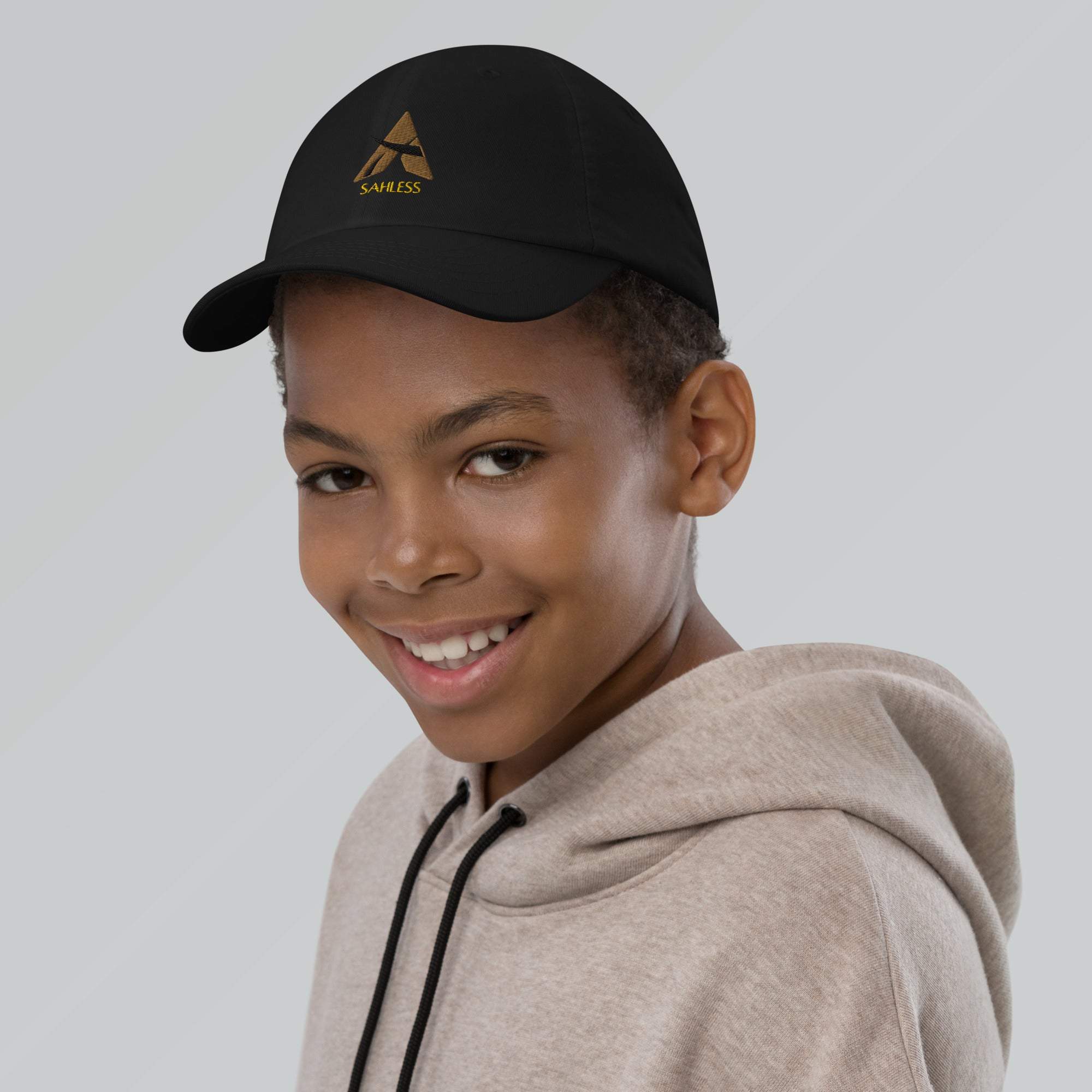 Youth cap baseball in black, SahLess branded, with adjustable strap and breathable eyelets.